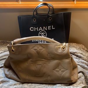 Fashion pocketbooks books for ladies paid 120$ and 40. Will take $85 for both